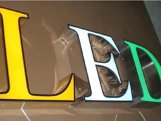 思礼介绍LED招牌的基础知识。